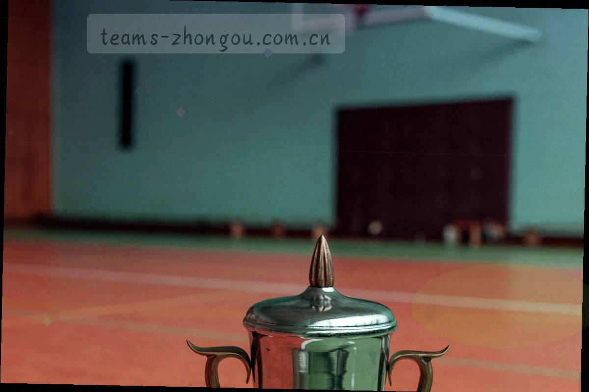 夜间编辑部桌面，屏幕上开着赛程表，旁边摊着打印稿与手写索引卡